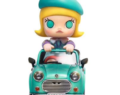 POP-MART-MOLLY-Mint-Car-Car-200-Figurine.webp